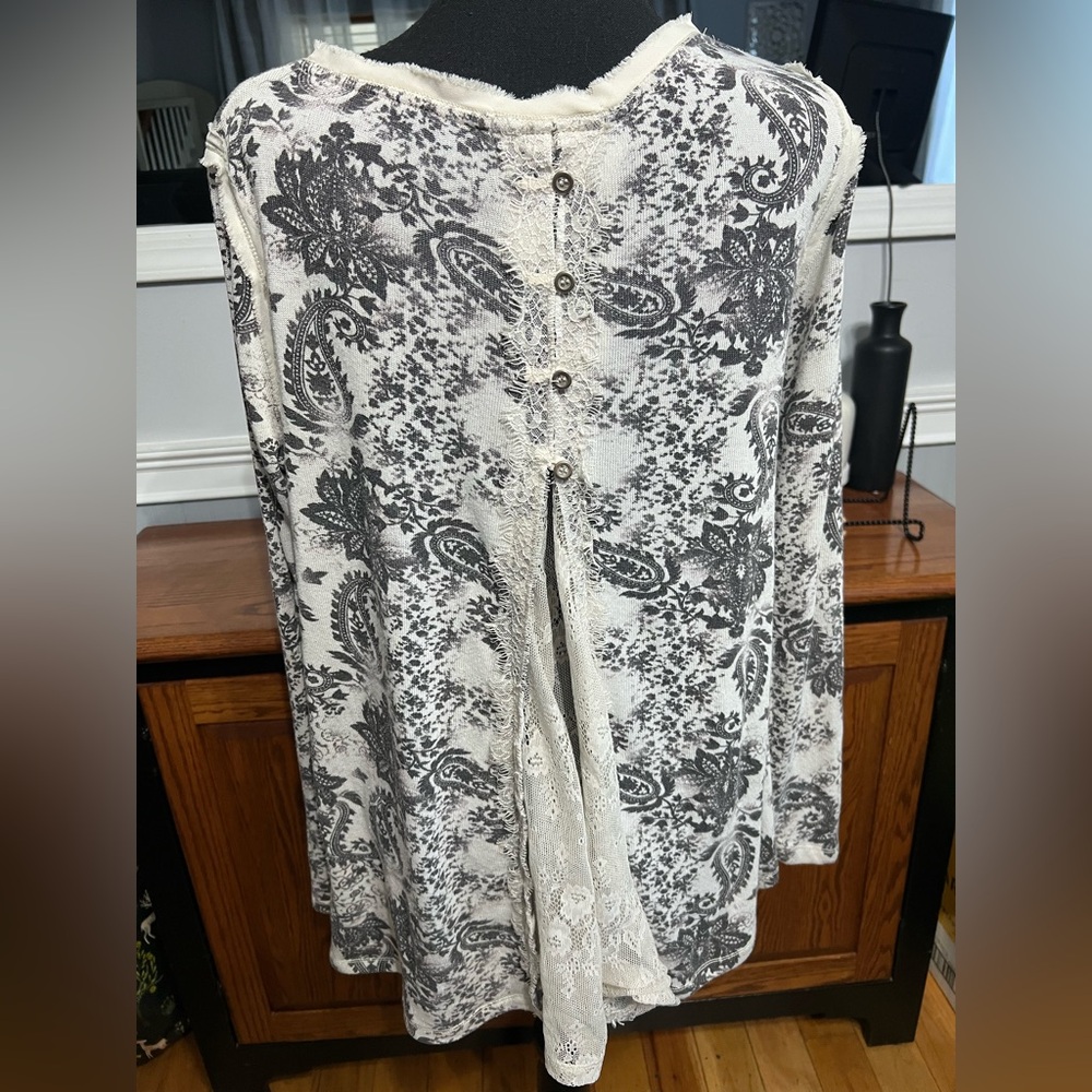 Rewind Black and White Floral Long Sleeve Tunic Top EUC - Picture 3 of 8